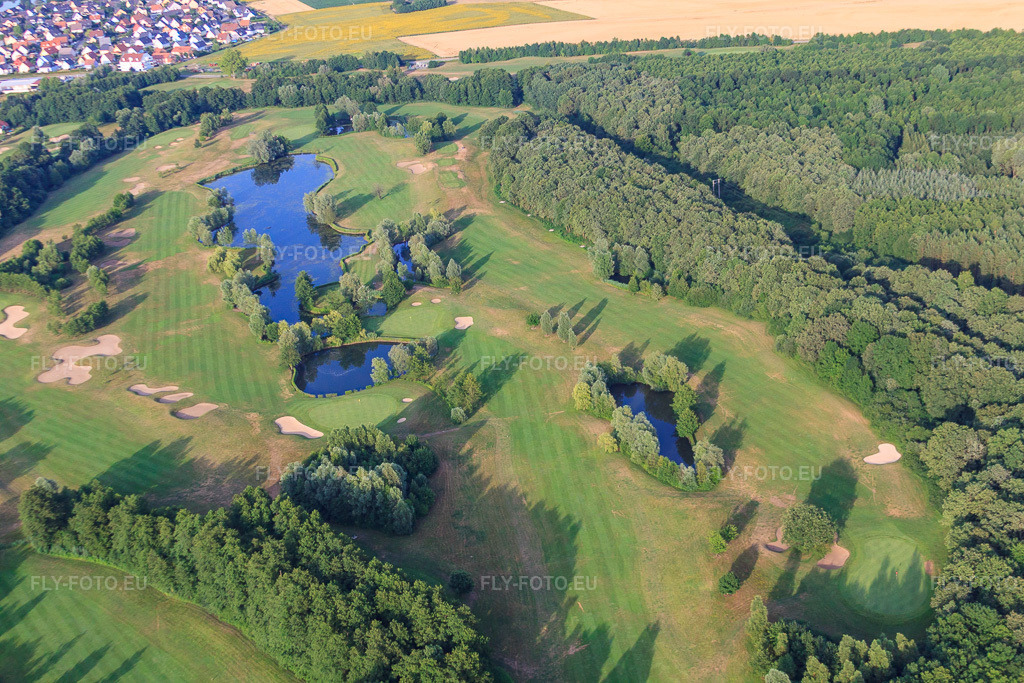 Vue aérienne: Étangs et greens du club de golf de Baden-Baden Soufflenheim à Soufflenheim dans le département Bas Rhin, France – .Photo: IMG_30486.jpg prise le 09/07/2010 par Werner Riehm/FLY-FOTO.eu – Résolution de l'original: 4752 x 3168 px