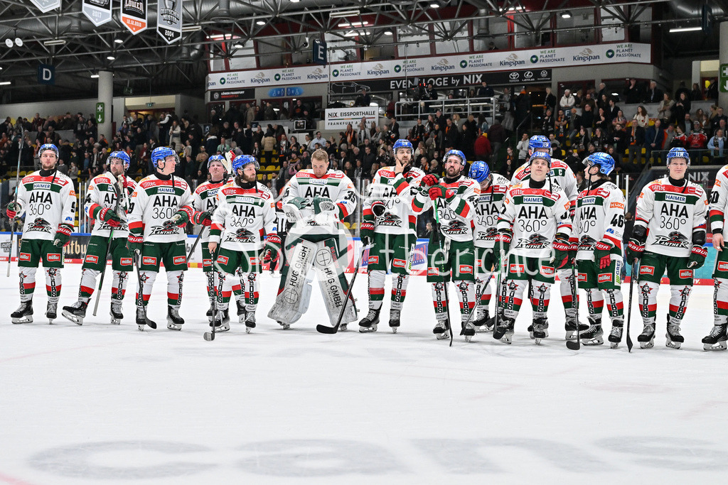 Löwen Frankfurt -Augsburger Panther | die Augsburger Panther bedanken sich bei den mitgereisten Fans nach der Niederlage in Franfurt / DEL: Loewen Frankfurt - Augsburger Panther, Eissporthalle Frankfurt am 14.02.2025