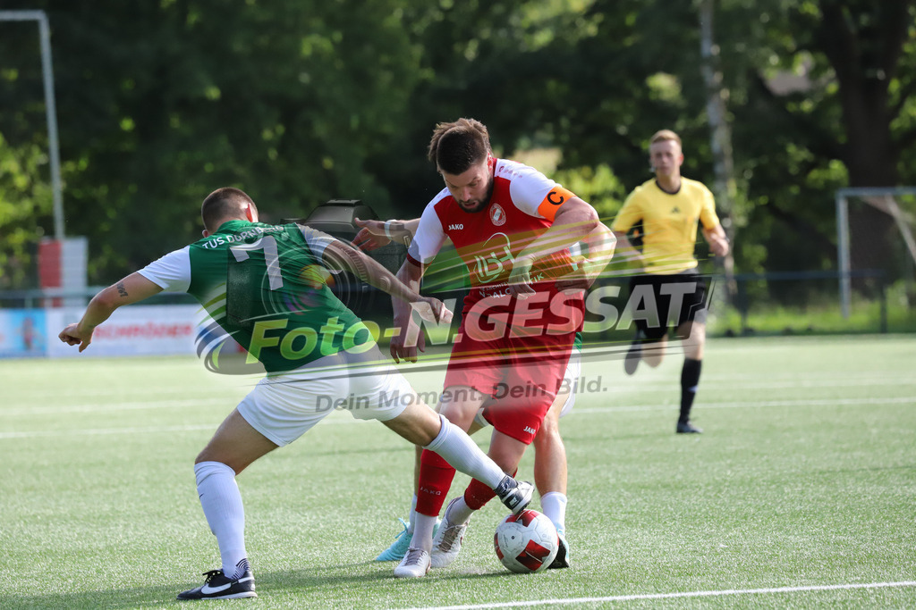 FC RW Kirchlengern - TuS Dornberg | Auf dem Bild zu sehen: rot FC RW Kirchlengern: Dennis Quirin ; grün TuS Dornberg v.l.: Rene Schäfer, Charley Achtereekte FC RW Kirchlengern, TuS Dornberg, Saison 25/26, Landesliga, Kirchlengern, Deutschland - Realisiert mit Pictrs.com