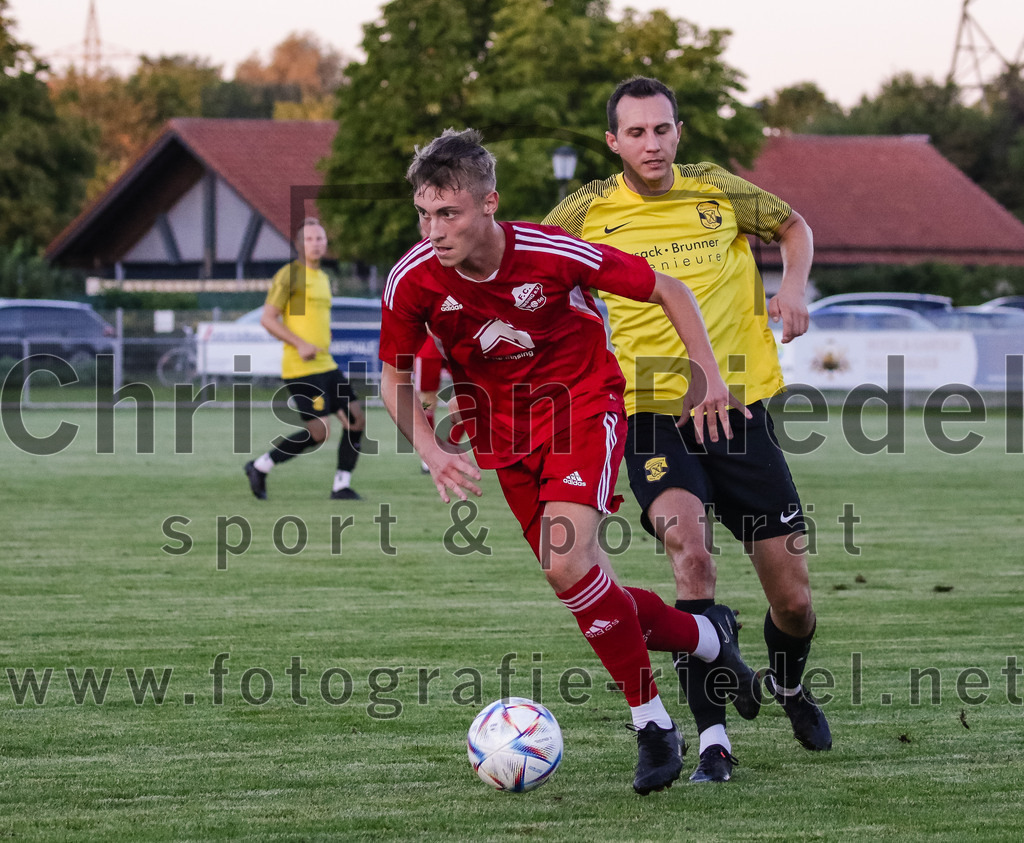2023-09-07_013_FC_Finsing_gegen_FC_Moosinning_II | Finsing, Deutschland, 07.09.2023:
Fußball, Kreisliga 2023 / 2024, 8. Spieltag, FC Finsing gegen FC Moosinning II, Endergebnis: 3:0

Valentin Bachmeier (FC Finsing, #6), Benedikt Thumbs (FC Moosinning, #10)

Foto: Christian Riedel / fotografie-riedel.net