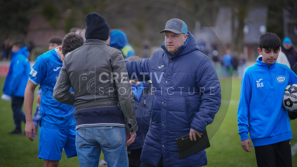 Fußball, Herren, Saison 2025/2026, Landespokal Brandenburg, Halbfinale, RSV Eintracht 1949 vs. VfB 1921 Krieschow, Samstag 28.03.2026, Sportplatz-Heinrich-Zille-Straße | Fußball, Herren, Saison 2025/2026, Landespokal Brandenburg, Halbfinale, RSV Eintracht 1949 vs. VfB 1921 Krieschow, Samstag 28.03.2026, Sportplatz-Heinrich-Zille-Straße, Im Bild: RSV-Trainer Patrick Hinze (r.) nach Abpfiff. - Realisiert mit Pictrs.com