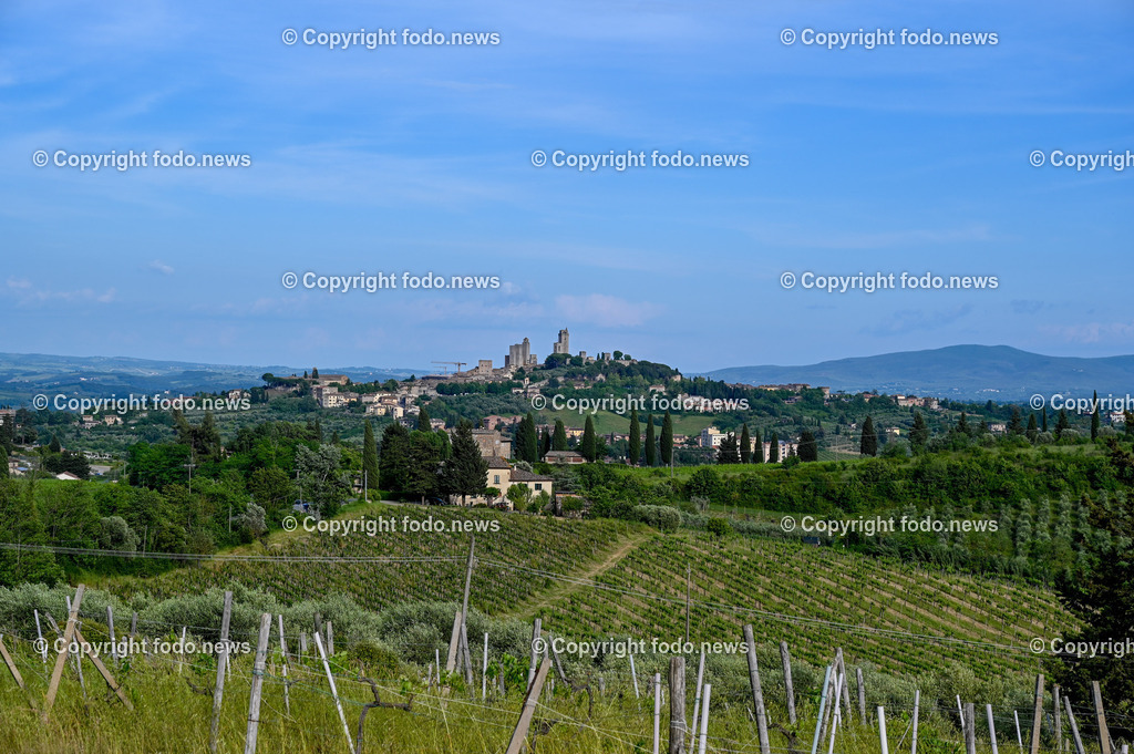 Italien_ Toskana_ San Gimignanao_ 26.05.2024-4 | 26.05.2024, Italien, ITA, Toskana, San Gimignano im Bild Stadtansichten Gebäude, Architektur, Touristen, Historisch, Ansichten der berühmten Stadt San Gimignano in der Toskana-Italien - View of the famous town San Gimignano in Tuscany-Italy


San Gimignano ist eine italienische Kleinstadt in der Toskana mit einem mittelalterlichen Stadtkern. San Gimignano wird auch die Stadt der Türme genannt. Die Stadt liegt in der Provinz Siena. Sie gehört neben Florenz, Siena und Pisa zu den von Touristen meist besuchten Zielen in der Toskana.