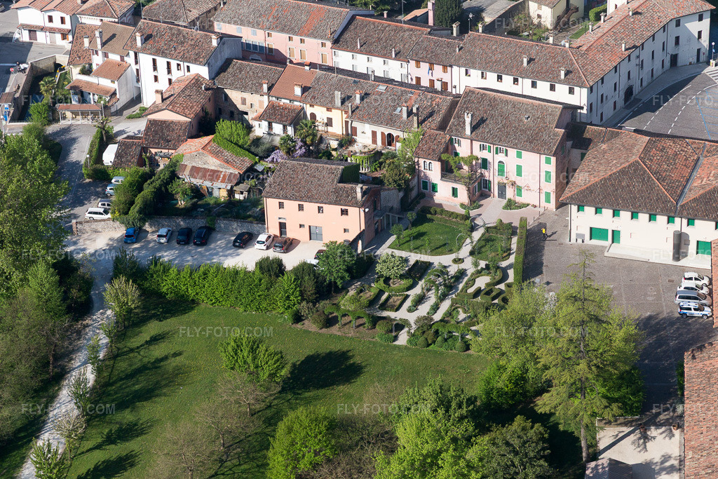 Aerial view: View of the town in Sesto al Reghena in the state Pordenone, Italy. – Photo: IMG_098864.jpg taken on 04/08/2017 by Werner Riehm/FLY-FOTO.com – Resolution of the original: 5472 x 3648 px