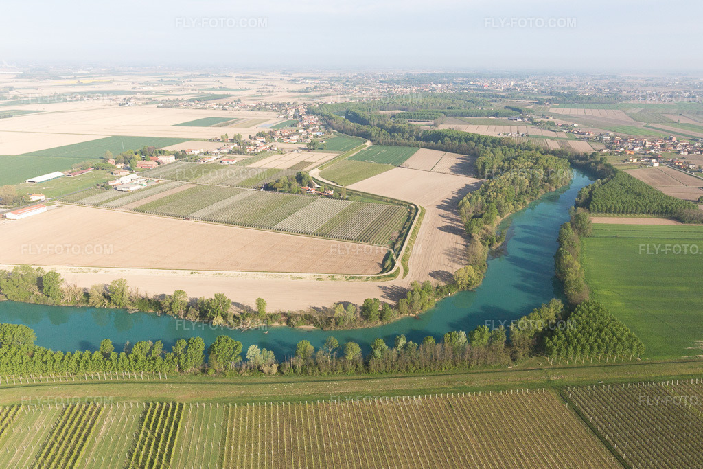 Aerial view: View of the town in Cesarolo in the state Veneto, Italy. – Photo: IMG_098813.jpg taken on 04/08/2017 by Werner Riehm/FLY-FOTO.com – Resolution of the original: 4898 x 3266 px