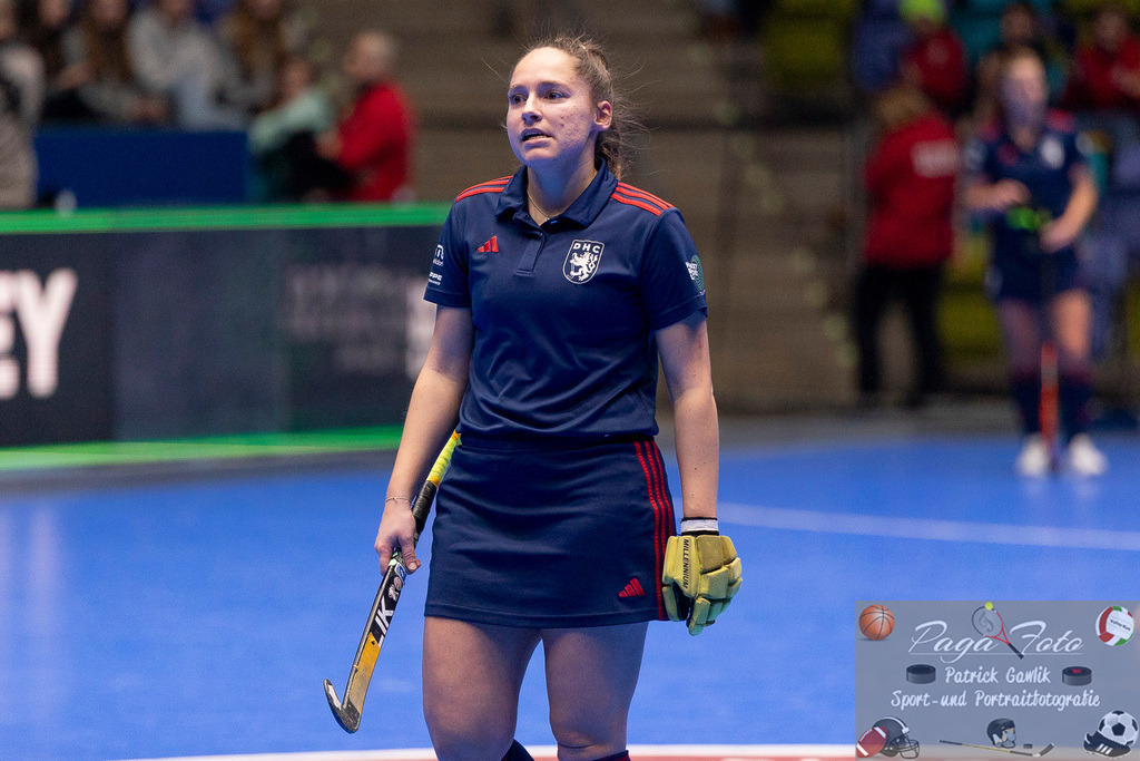 Volvo E.R.B. Final 4 Halbfinale Frauen: Mannheimer HC - Düsseldorfer HC, 25.01.2025 | Pia Lhotak (Düsseldorfer HC #5) niedergeschlagen nac hder Niederl0age, Mannheimer HC - Düsseldorfer HC, Frankfurt, Süwag Arena, 25.1.2025 - Realisiert mit Pictrs.com