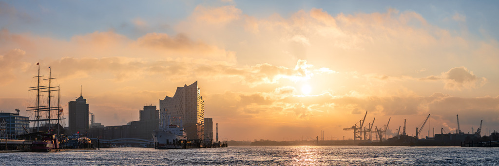 10240509 - Morgenstimmung im Hamburger Hafen | Kaufen Sie Hamburg Bilder und Hamburg Fotos auf Leinwand, Acrylglas, Alu-Dibond, oder als Poster in Hamburgs großer Onlinegalerie. Elbphilharmonie Bilder, Hamburger Hafen, Speicherstadt, Alster und viel mehr.