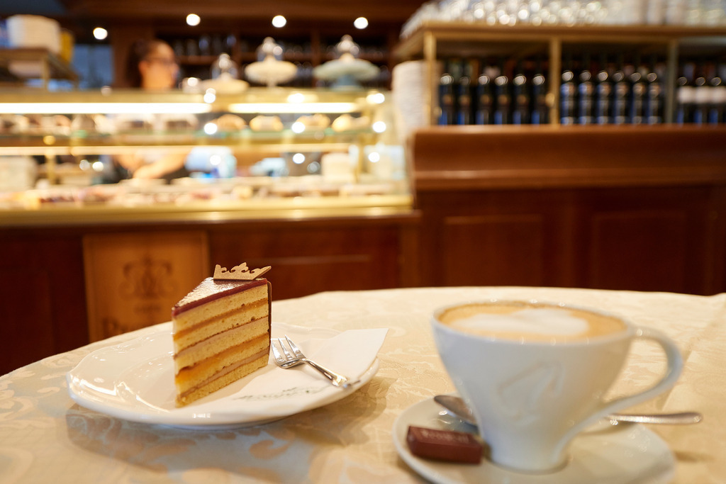 Cafe Residenz, Schloss-Torte mit Melange | Wien, Austria - August 10, 2017: Cafe Residenz, Schloss-Torte mit Melange. - Realisiert mit Pictrs.com