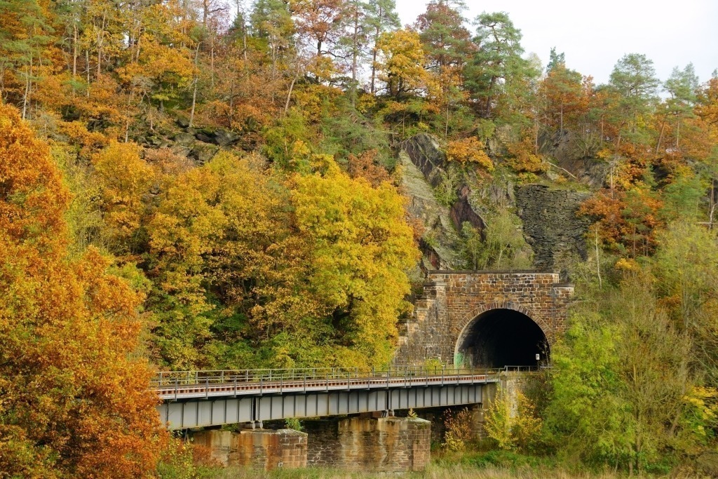 Eisenbahntunnel im Elstertal | Eisenbahntunnel im Elstertal - Realisiert mit Pictrs.com