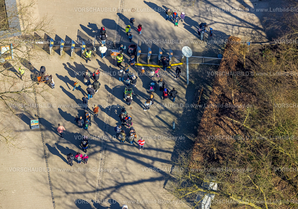 Gelsenkirchen240300611 | Luftbild, ZOOM Erlebniswelt, Zoo und Tierpark, Kontrollen im Eingangsbereich mit Gästen, Bismarck, Gelsenkirchen, Ruhrgebiet, Nordrhein-Westfalen, Deutschland