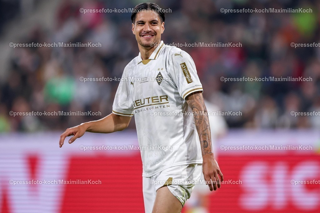 BMG02082501054 | 02.08.2025, Fußball, Borussia Mönchengladbach - FC Valencia, 125 Jahrfeier Jubiläumsspiel, Borussia-Park, Saison 2025 2026: Torschütze Kevin Diks (Borussia Mönchengladbach #04) lachend glücklich lächelt Freude  DFB regulations prohibit any use of photographs as image sequences and or quasi-video.