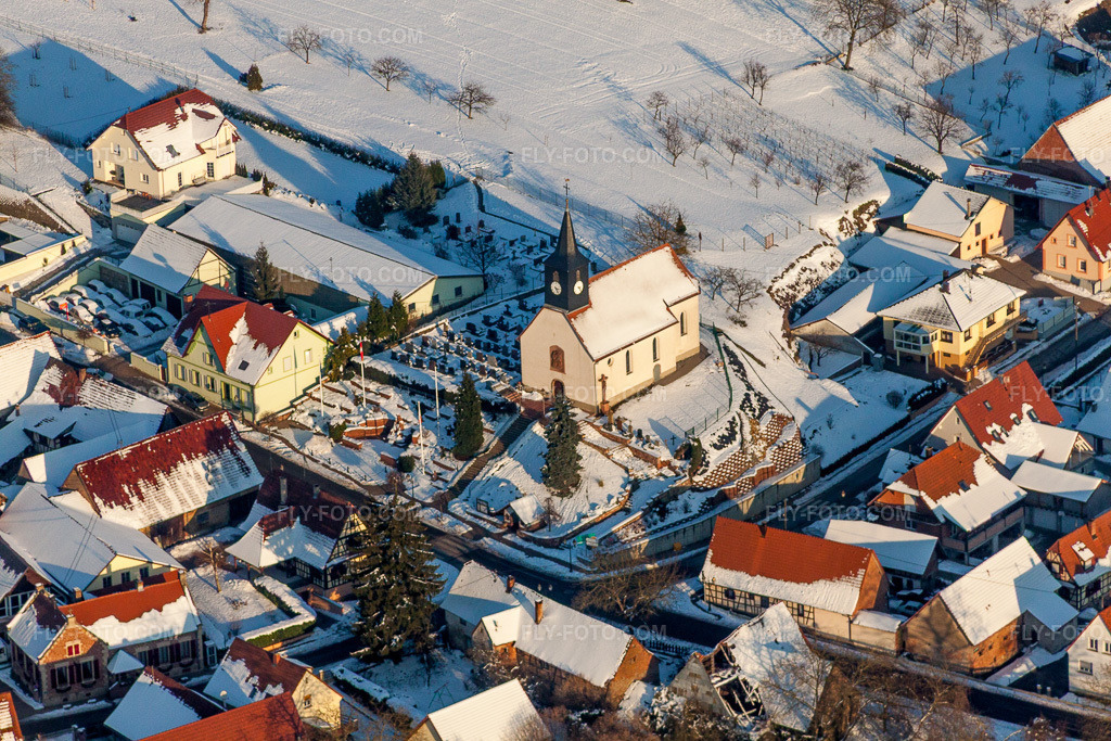 Aerial view: Wintery snow-covered Protestant Church of Wintzenbach in Wintzenbach in the state Bas-Rhin, France. – Photo: IMG_36650.jpg taken on 01/05/2011 by Werner Riehm/FLY-FOTO.com – Resolution of the original: 4752 x 3168 px
