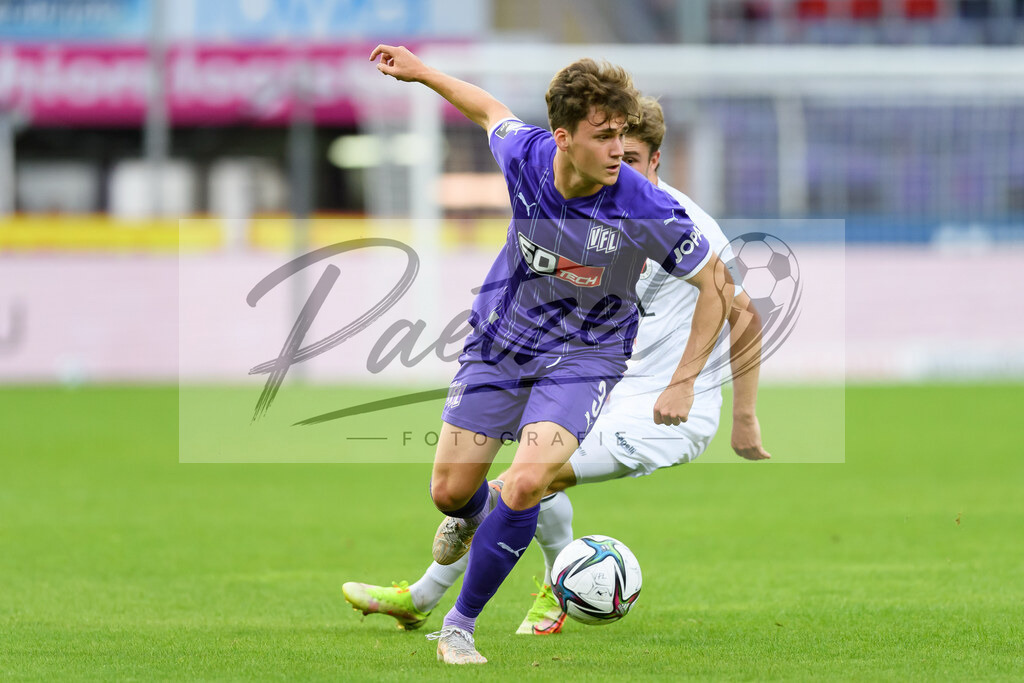 OSNVKO2021090620210906_108 | Fussball, Herren: Florian Kleinhansl (VfL Osnabrueck) und David Philipp (FC Viktoria Koeln) im Zweikampf beim Spiel der 3. Liga zwischen VfL Osnabrueck und FC Viktoria Koeln im Stadion an der Bremer Bruecke am 06.09.2021 in Osnabrueck, Deutschland.DFB / DFL REGULATIONS PROHIBIT ANY USE OF PHOTOGRAPHS AS IMAGE SEQUENCES AND/OR QUASI-VIDEO. - Realisiert mit Pictrs.com