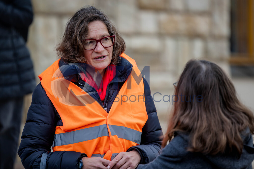 R06_1574 | 29.NOV.24-Protestmarsch gegen Gewalt-Copyright: Katholische Kirche Kärnten/Denk Dich Neu/Trainproduction/Matthias Trinkl