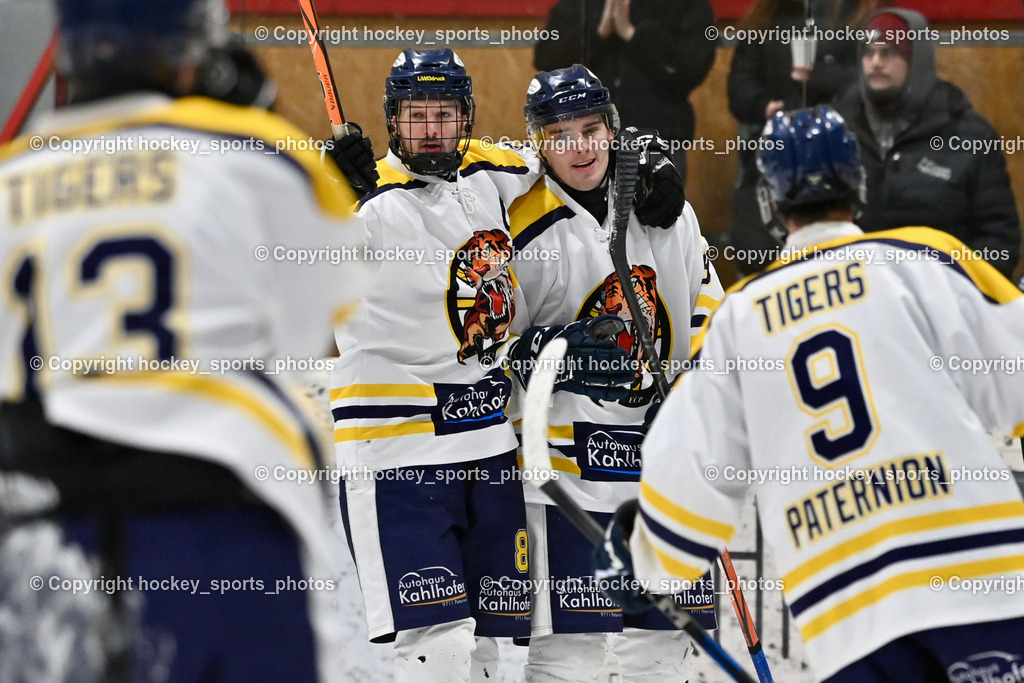 EC Tigers Paternion vs. Tarco Wölfe II | Jubel EC Tigers Paternion Mannschaft, #8 Ortner Sandro EC Tigers Paternion, #3 Kronawetter Piersilvio EC Tigers Paternion, #9 Gratzer Julian EC Tigers Paternion, EC Tigers Paternion vs. Tarco Wölfe II, EC Tigers Paternion vs. Tarco Wölfe II am 19.12.2024 in Spittal an der Drau (Eissportzentrum Spittal), Austria, (Photo by Bernd Stefan)