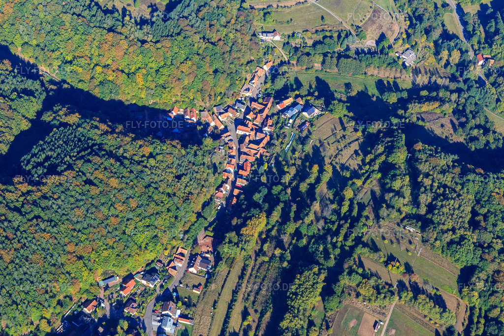 Luftbild: Dorfansicht im Pfälzerwald in Oberschlettenbach im Bundesland Rheinland-Pfalz in Deutschland. Foto: IMG_095252.jpg vom 16.10.2016 durch Werner Riehm/FLY-FOTO.de