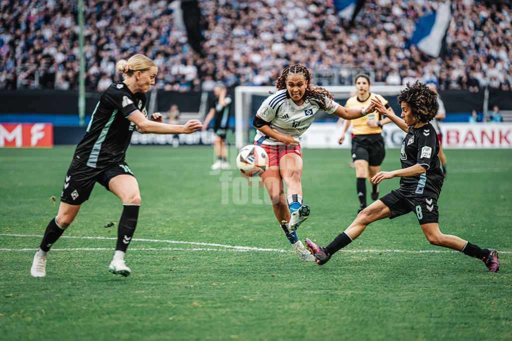 Fußball | Frauen | Saison 2024/2025  | DFB-Pokal der Frauen | Halbfinale | Hamburger SV vs. Werder Bremen | 23.03.2025 | Torschuss von Lisa Baum (#11, HSV)