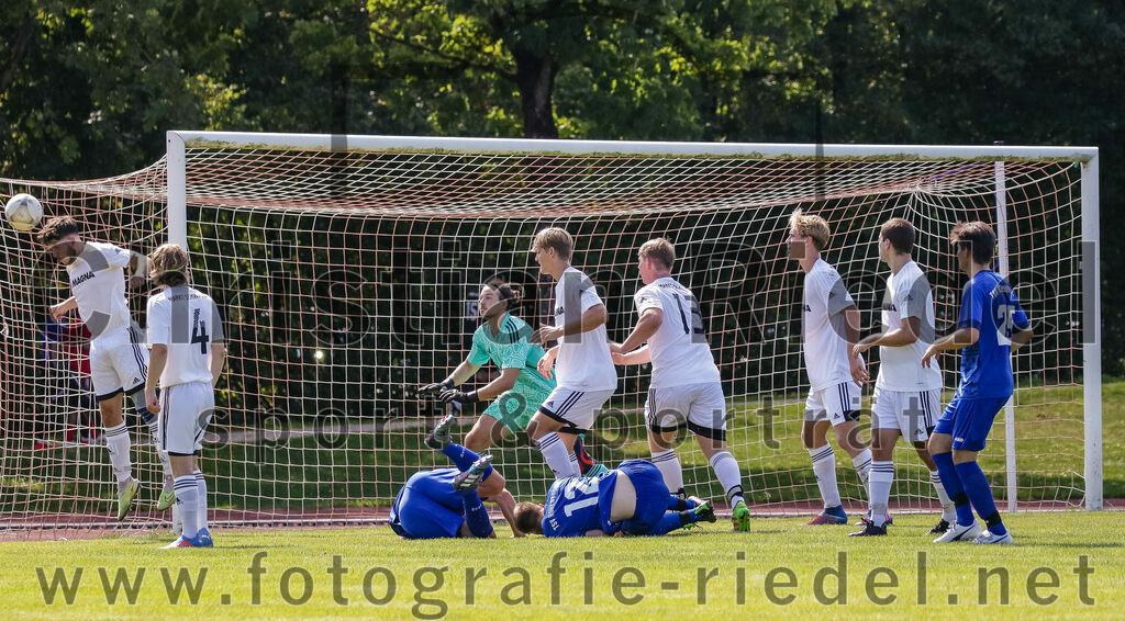 2023-09-02_018_SG_Markt_Schwaben_gegen_TSV_Hohenbrunn | Markt Schwaben, Deutschland, 02.09.2023:
Fußball, Kreisklasse 2023 / 2024, 3. Spieltag, (SG) Markt Schwaben gegen TSV Hohenbrunn, Endergebnis: 2:0

Elias Kinne (SG Markt Schwaben, #4), Torwart David Silbersack (SG Markt Schwaben, #1), Maximilian Wagner (SG Markt Schwaben, #5), Gero Haase (SG Markt Schwaben, #13), Noah Kümmel (SG Markt Schwaben, #15), Florian Niederdorf (SG Markt Schwaben, #8), Markus Jahn (TSV Hohenbrunn, #25)

Foto: Christian Riedel / fotografie-riedel.net