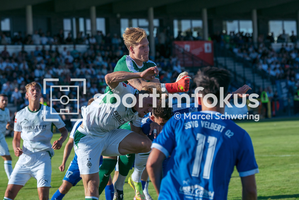 SSVg Velbert 02 – Borussia Mönchengladbach | Luis Plath (SSVg Velbert 02), Isac Alexi Sivert Lidberg (Borussia Mönchengladbach) und Tristan Duschke (SSVg Velbert 02) im Luftkampf. Testspiel zwischen der SSVg Velbert 02 und Borussia Mönchengladbach in Velbert, 12.08.2026. Endstand: 0:8. sportimfokus / Marcel Schwering - Realisiert mit Pictrs.com