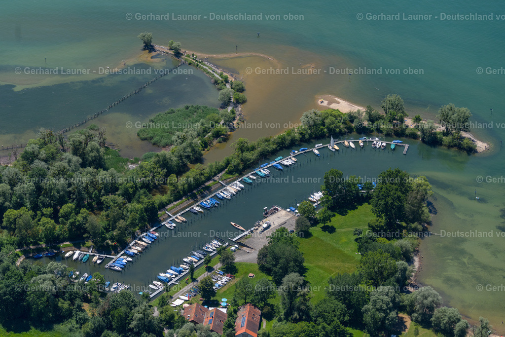4031446 | ZECH 12.06.2020 Sportboot und Segelboot Anlegestelle und Bootsliegeplätze im Hafen am Uferbereichdes Bodensee in Zech am Bodensee in Vorarlberg, Österreich. // Pleasure boat and sailing boat mooring and boat moorings in the harbor on the bank area of Lake of Constance in Zech at Bodensee in Vorarlberg, Austria. Foto: Gerhard Launer