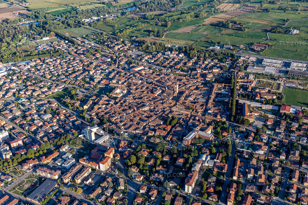 Aerial view: View of the town in Rivolta d’Adda in the state Cremona, Italy. – Photo: IMG_134532.jpg taken on 09/19/2022 by Werner Riehm/FLY-FOTO.com – Resolution of the original: 5100 x 3400 px