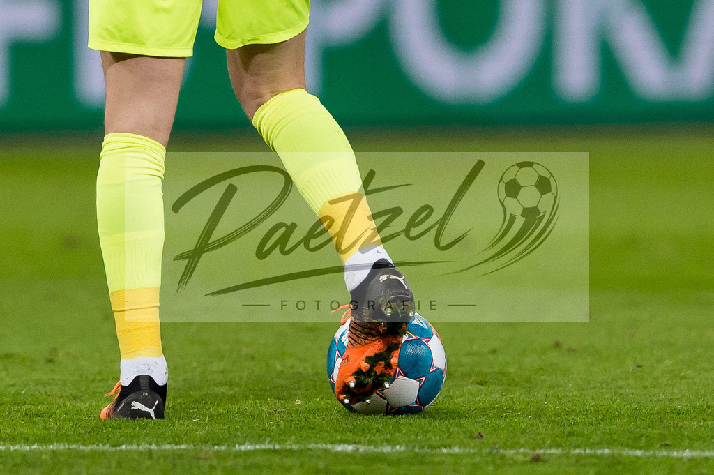 HSVSCF20220419_348 | Fussball, Herren: . Ball am Fuss beim DFB-Pokal-Halbfinalspiel zwischen Hamburger SV und SC Freiburg im Volksparkstadion am 19.04.2022 in Hamburg, Deutschland.DFB / DFL REGULATIONS PROHIBIT ANY USE OF PHOTOGRAPHS AS IMAGE SEQUENCES AND/OR QUASI-VIDEO. - Realisiert mit Pictrs.com