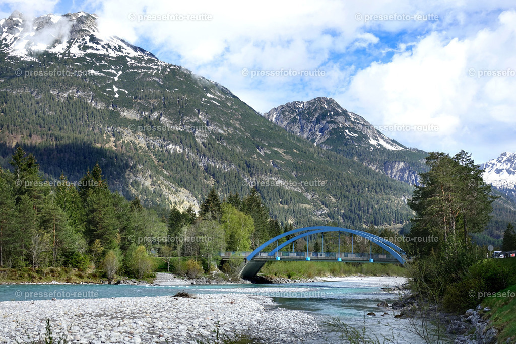 welltvi-Lechfluss-bei Martinau_Bruecke-09052019-DSD01072 | Info aus dem Bezirk Reutte/Ausserfern Tirol sowie eine umfangreiche Bilddatenbank über die gesamte Region: Lechtal, Talkessel Reutte, Tannheimertal, Zwischentoren. Lech, Plansee, Zugspitze, Grenztunnel, B179, Fernpassstraße, Verkehr, Lawinen, Tradition, - Realisiert mit Pictrs.com