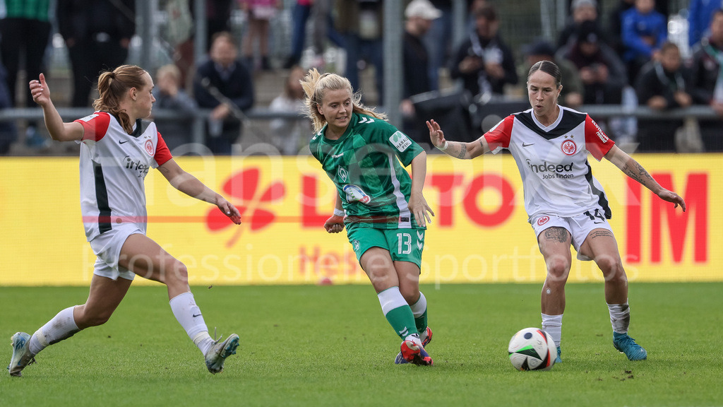 Fussball, Google Pixel Frauen-Bundesliga, Eintracht Frankfurt - SV Werder Bremen | v.li.: Lisanne Gräwe (Eintracht Frankfurt, 8), Ricarda Walkling (SV Werder Bremen, 13) und Geraldine Reuteler (Eintracht Frankfurt, 14) im Zweikampf, Duell, Dynamik, Aktion, Action, Spielszene, DIE DFB-RICHTLINIEN UNTERSAGEN JEGLICHE NUTZUNG VON FOTOS ALS SEQUENZBILDER UND/ODER VIDEOÄHNLICHE FOTOSTRECKEN. DFB REGULATIONS PROHIBIT ANY USE OF PHOTOGRAPHS AS IMAGE SEQUENCES AND/OR QUASI-VIDEO.