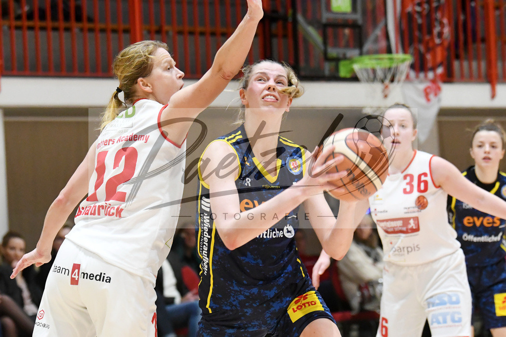 20200209_PAOEBS_0041 | Basketball, Frauen: Katrin Sokoll-Potratz (Panthers Academy Osnabrueck) und Harriet Ottewill-Soulsby (Eintracht Braunschweig) im Zweikampf waehrend des Spiels der 2. DBBL zwischen Panthers Academy Osnabrueck und Eintracht Braunschweig im datos – home of the panthers am 09.02.2020 in Osnabrueck, Deutschland. - Realisiert mit Pictrs.com