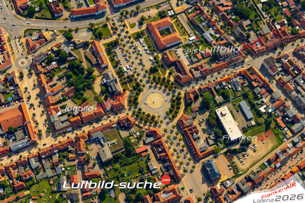 Luftaufnahme Alexandrinplatz Ludwigslust - Die Luftaufnahme wurde 2025 vom UL-Flugzeug heraus erstellt ( ohne Drohne ) - Hochauflösende Luftaufnahme - für professionelle Ausdrucke geeignet. Die Geschenkidee !Mit Lizenz und Bildrechte bestellbar