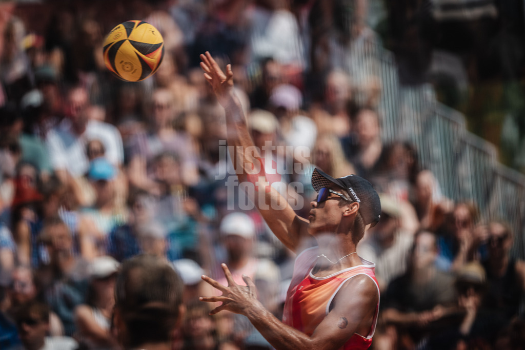 Beachvolleyball | Männer | Allianz German Beach Tour 2025 | Tourstop München | 06.07.2025 | Aufschlag von Valentin Schneckenburger