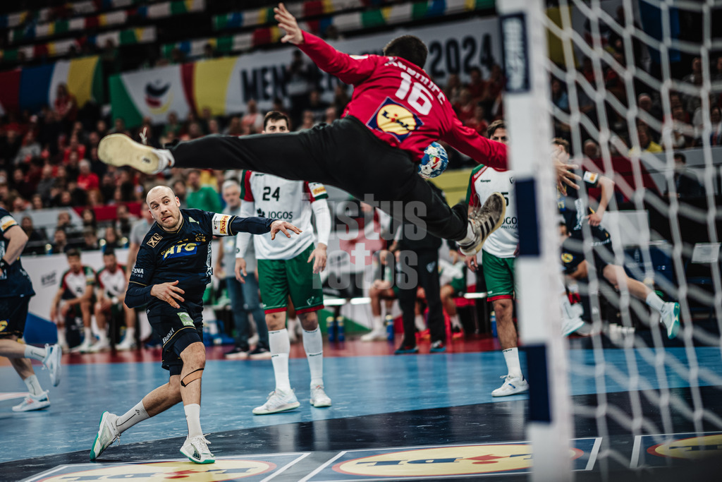 Handball | Herren | EHF EURO 2024 | European Championshop Men 2024 Final Tournament | Schweden vs. Portugal | 21.01.2024 | Daniel Pettersson (#11, Schweden, SWE) beim Wurf aufs Tor
