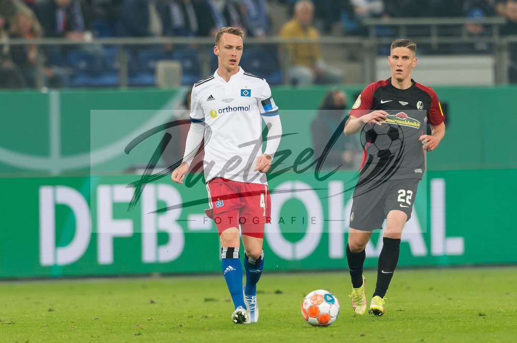 HSVSCF20220419_372 | Fussball, Herren: Sebastian Schonlau (Hamburger SV) in Aktion, am Ball, Einzelaktion beim DFB-Pokal-Halbfinalspiel zwischen Hamburger SV und SC Freiburg im Volksparkstadion am 19.04.2022 in Hamburg, Deutschland.DFB / DFL REGULATIONS PROHIBIT ANY USE OF PHOTOGRAPHS AS IMAGE SEQUENCES AND/OR QUASI-VIDEO. - Realisiert mit Pictrs.com