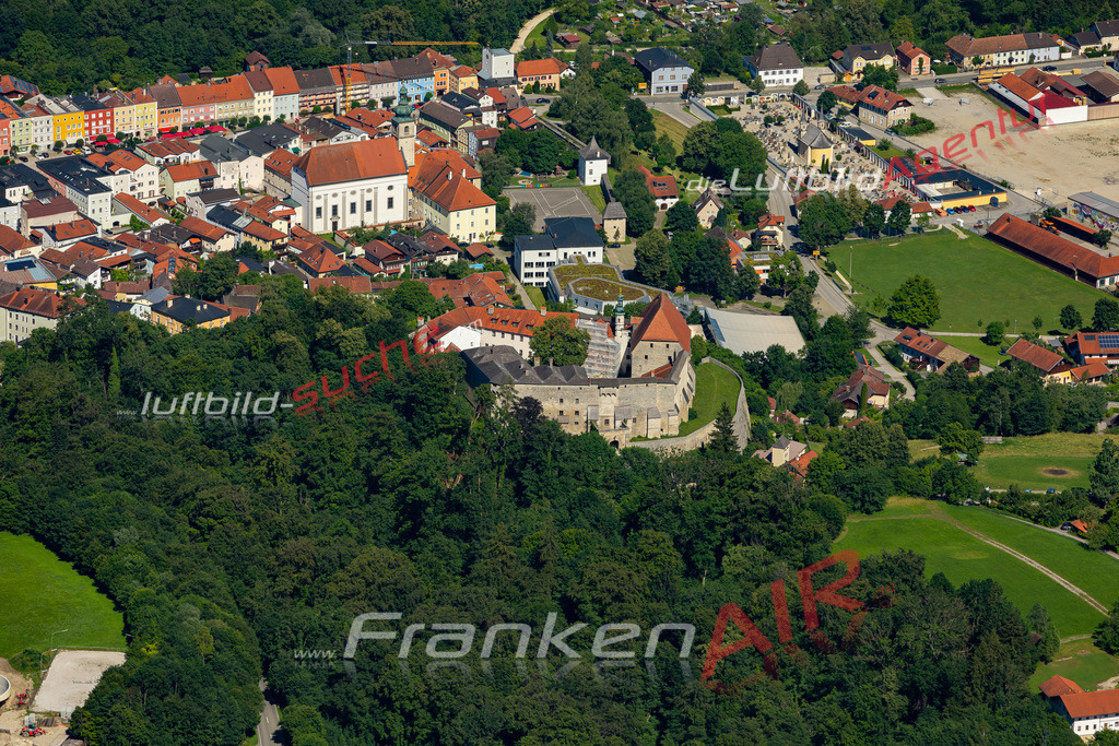 Aktuelles Luftbild von  Tittmoning - Die Luftaufnahme wurde 2022 mittels UL-Flugzeug erstellt ( keine Drohne ) - hochauflösende Kamera-Systeme von  Canon -Beste Qualität - Für grossformatige Ausdrucke geeignet. Die Geschenkidee !