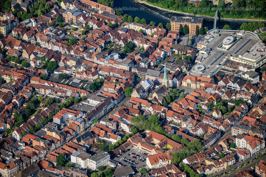 Hameln_Altstadt_ELS_0409050623 | HAMELN 05.06.2023 Altstadtbereich und Innenstadtzentrum in Hameln im Bundesland Niedersachsen, Deutschland. Weiterführende Informationen bei: Stadt Hameln. // Old Town area and city center in Hameln in the state Lower Saxony, Germany. Further information at: Stadt Hameln. Foto: Martin Elsen