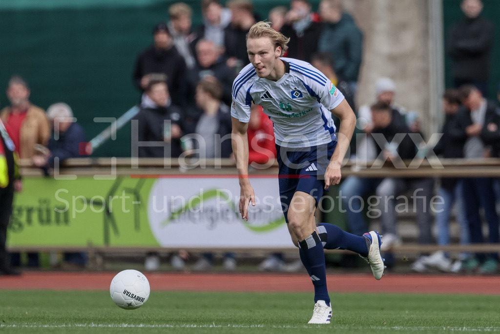 Fussball, Regionalliga Nord, SV Werder Bremen II - Hamburger SV II | v.li: Lukas Bornschein (Hamburger SV II, 4) am Ball, Freisteller, Einzelbild, Ganzkörper, Aktion, Action, Spielszene
