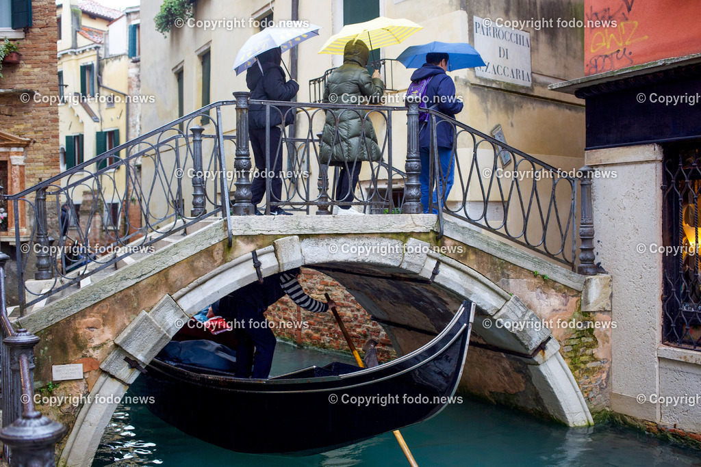 Italien_ Venedig_ 16.02.2024-2 | 16.02.2024, Italien, ITA, Venetien, Venedig, im Bild Venedig, Stadtansichten, Touristen, Reisefeature, venezianisch, Reise, Venedig, Venezia, Venetien, Stadtansicht, Campanile, Canale Grande, Markusplatz, Markuskirche, Touristen, Gondel, Gondolere, Faehre, Motorboot, Wassertaxi, Vaporetto, Adria, Lagune, Pfahlbauten, Bruecke, Rialtobruecke, La Gondola, Dogenpalast, Italien, Hochwasser, Creativ, Kreativ
