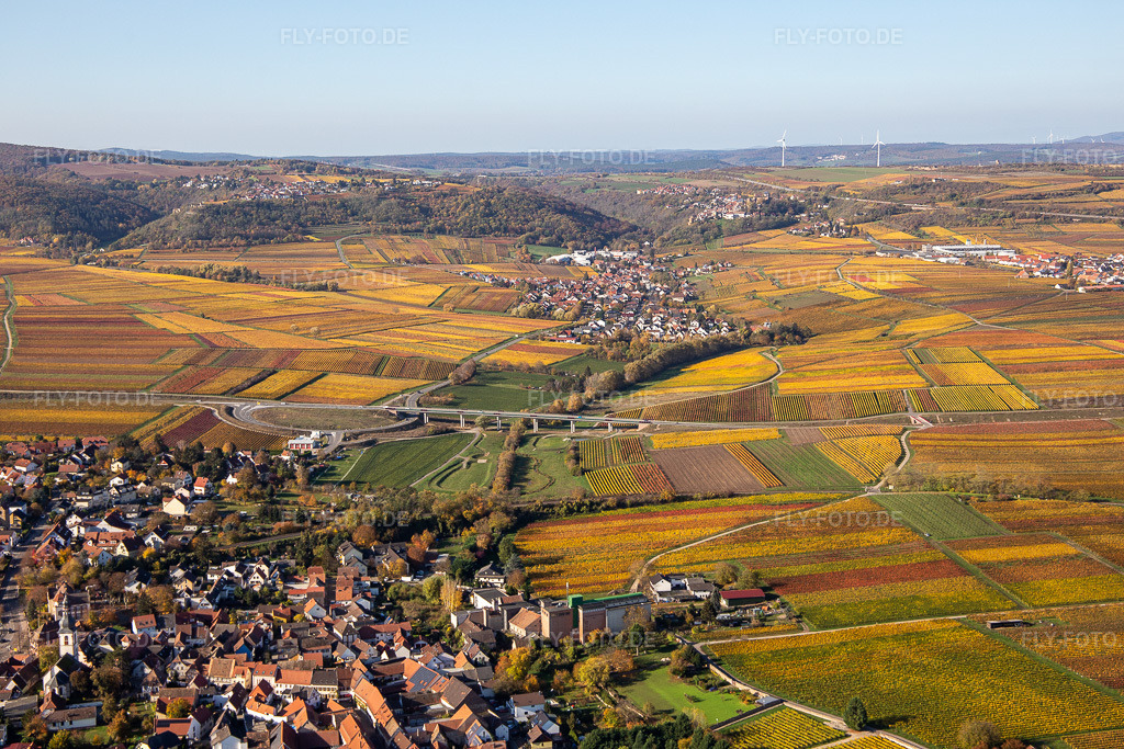 Luftbild: Herbstliche verfärbte Dorf - Ansicht im Ortsteil Jerusalemsberg in Kirchheim im Bundesland Rheinland-Pfalz in Deutschland. Foto: IMG_123540.jpg vom 31.10.2020 durch Werner Riehm/FLY-FOTO.de