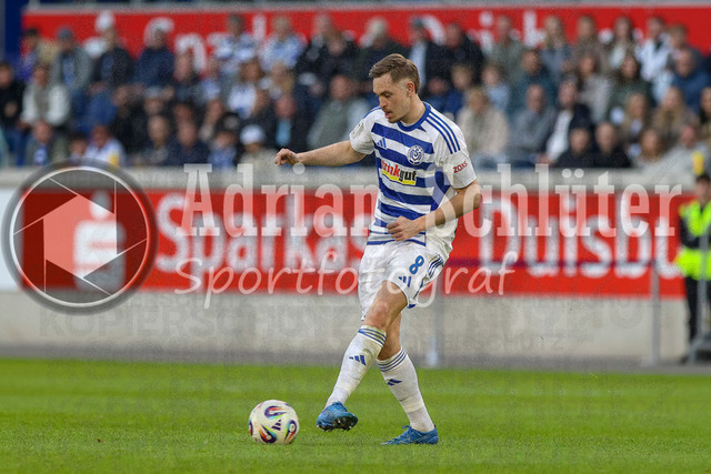 22.03.2026, GER, Fussball, Herren, 3. Liga, Saison 2025/2026, MSV Duisburg - 1860 München | Aljaz Casar (MSV Duisburg) in Aktion am Ball, Einzelaktion 