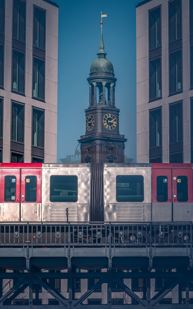 Michel vs Ubahn | Exklusive Hamburg collagen, tolle Segelbilder und viele weitere tolle Motive auf Leinwand, Poster, Alu-Dibond, u.v.m. findet Ihr bei uns auf hamburgbild.de. Findet Euer Wandbild für Euer Zuhause, Büro oder die  Praxis…. - Realisiert mit Pictrs.com