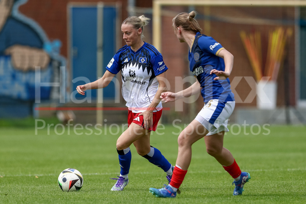 Fussball, Testspiel Frauen, Hamburger SV - Holstein Kiel | v.li.: Sophie Hillebrand (Hamburger SV, 22) und Alia Redant (Holstein Kiel, 25) im Zweikampf, Duell, Dynamik, Aktion, Action, Spielszene