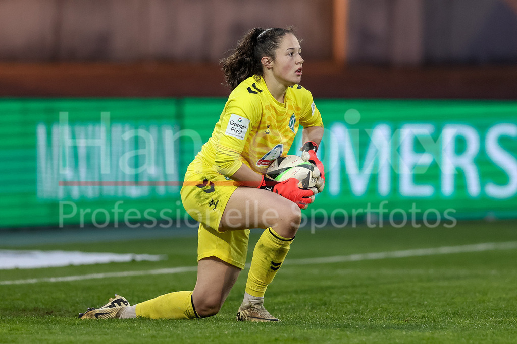 Fussball, Google Pixel Frauen-Bundesliga, SGS Essen - SV Werder Bremen | v.li.: Livia Peng (Torhüterin, Torwart, SV Werder Bremen, 1) am Ball, Freisteller, Einzelbild, Ganzkörper, Aktion, Action, Spielszene, DIE DFB-RICHTLINIEN UNTERSAGEN JEGLICHE NUTZUNG VON FOTOS ALS SEQUENZBILDER UND/ODER VIDEOÄHNLICHE FOTOSTRECKEN. DFB REGULATIONS PROHIBIT ANY USE OF PHOTOGRAPHS AS IMAGE SEQUENCES AND/OR QUASI-VIDEO.