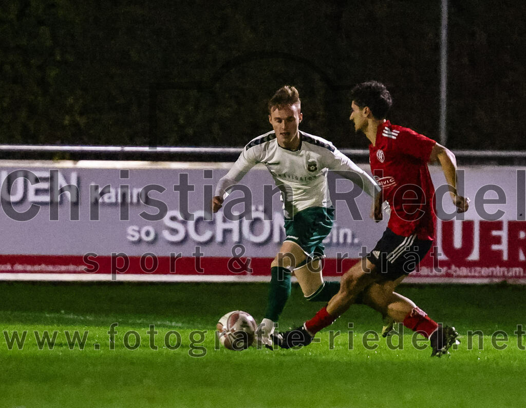 2023-11-17_023_FC_Schwaig_gegen_SpVgg_Feldmoching | Oberding, Deutschland, 17.11.2023:
Fußball, Landesliga Südost 2023 / 2024, 21. Spieltag, FC Schwaig gegen SpVgg Feldmoching, Endergebnis: 1:1

Leon Roth (FC Schwaig, #21), Edon Prebreza (SpVgg Feldmoching, #7)

Foto: Christian Riedel / fotografie-riedel.net