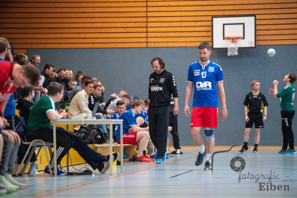 VfL Rastede-TvdH Oldenburg 2 | Landesliga Männer ;VfL Rastede (blau)-TvdH Oldenburg 2 (rot) am 15.04.2023 in Rastede (Mehrzweckhalle Feldbreite), Deutschland, Photo: Philip Eiben 2023 - Realisiert mit Pictrs.com