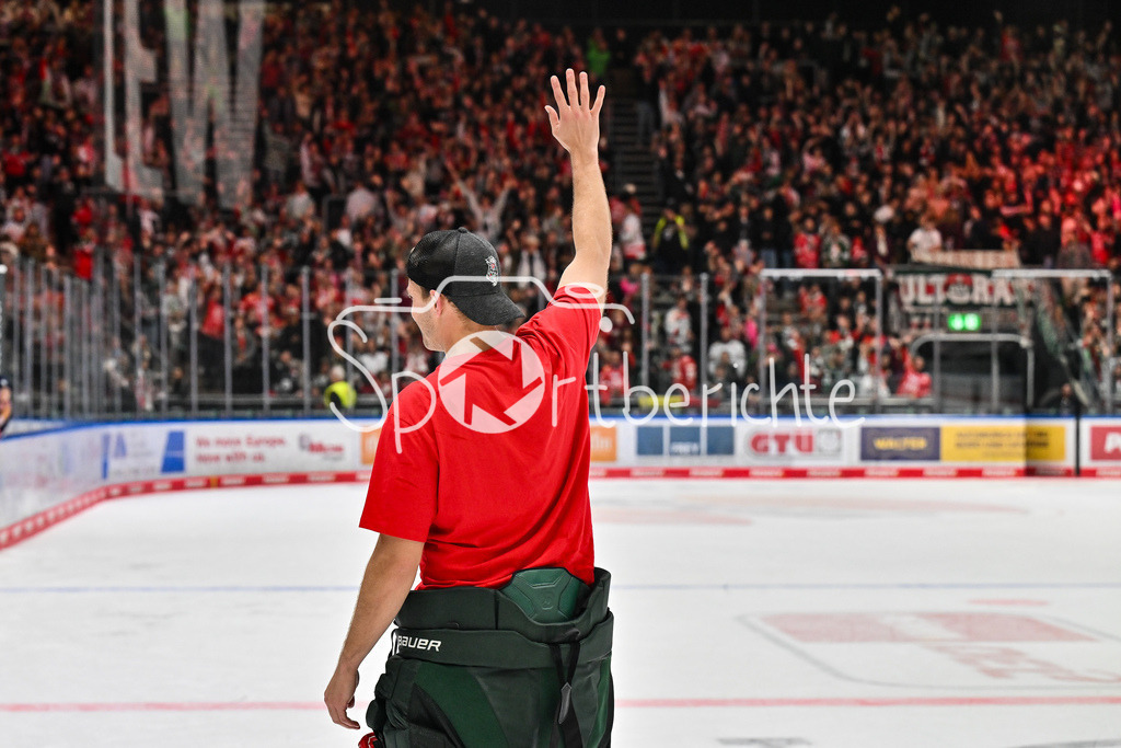 Augsburger Panther - Kölner Haie | Glückliche Augsburger Panther feiern den Heimsieg gegen Köln mit den heimischen Fans / DEL: Augsburger Panther - Kölner Haie; Curt Frenzel Stadion am 26.09.2025 / Michael GARTEIG (Augsburger Panther 34 / Einzelfoto / Freisteller