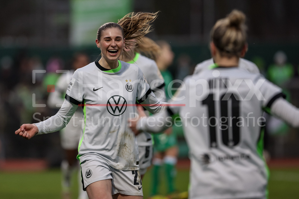 Fussball, Google Pixel Frauen-Bundesliga, SV Werder Bremen - VfL Wolfsburg | v.li.: Torschützin Jule Brand (VfL Wolfsburg, 29) und Svenja Huth (VfL Wolfsburg, 10) mit Torjubel, Jubel, jubeln, jubelt, optimistisch, Spielszene, Highlight, Freude über das Tor zum 1:3, DIE DFB-RICHTLINIEN UNTERSAGEN JEGLICHE NUTZUNG VON FOTOS ALS SEQUENZBILDER UND/ODER VIDEOÄHNLICHE FOTOSTRECKEN. DFB REGULATIONS PROHIBIT ANY USE OF PHOTOGRAPHS AS IMAGE SEQUENCES AND/OR QUASI-VIDEO.