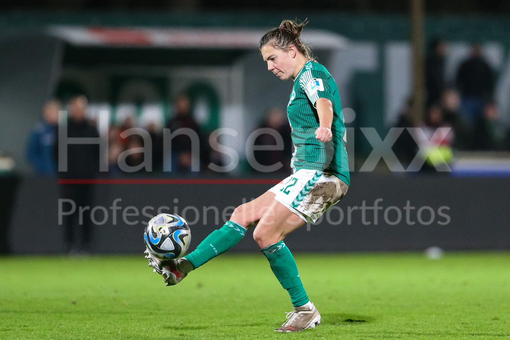Fussball, Google Pixel Frauen-Bundesliga, SV Werder Bremen - Bayer 04 Leverkusen | v.li.: Rieke Dieckmann (SV Werder Bremen, 22) am Ball, Freisteller, Einzelbild, Ganzkörper, Aktion, Action, Spielszene, DIE DFB-RICHTLINIEN UNTERSAGEN JEGLICHE NUTZUNG VON FOTOS ALS SEQUENZBILDER UND/ODER VIDEOÄHNLICHE FOTOSTRECKEN. DFB REGULATIONS PROHIBIT ANY USE OF PHOTOGRAPHS AS IMAGE SEQUENCES AND/OR QUASI-VIDEO.