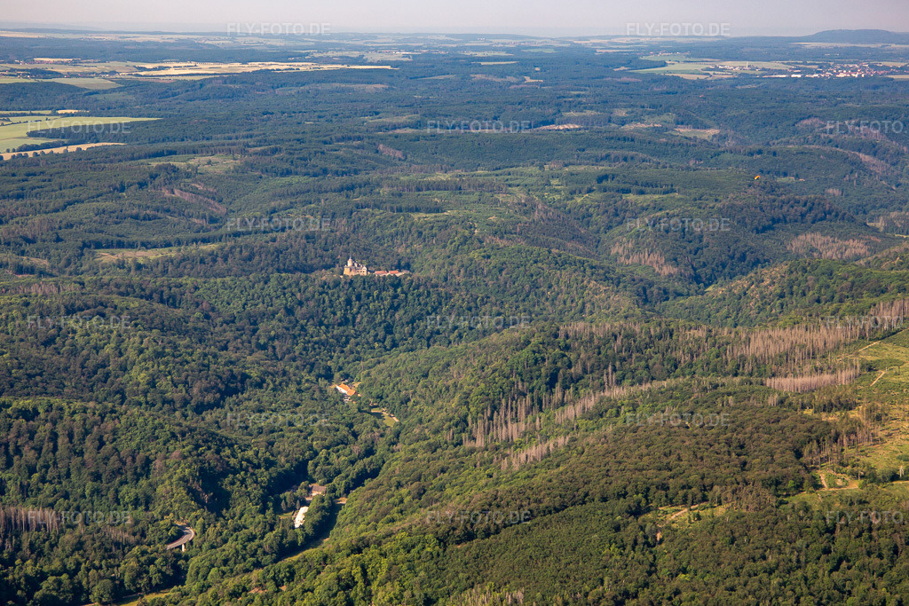 Luftbild: Burg Falkenstein (Harz) und Senketal im Ortsteil Pansfelde in Falkenstein im Bundesland Sachsen-Anhalt in Deutschland. Foto: IMG_136770.jpg vom 18.06.2023 durch Werner Riehm/FLY-FOTO.deBurg Falkenstein - Kulturstiftung Sachsen-Anhalt