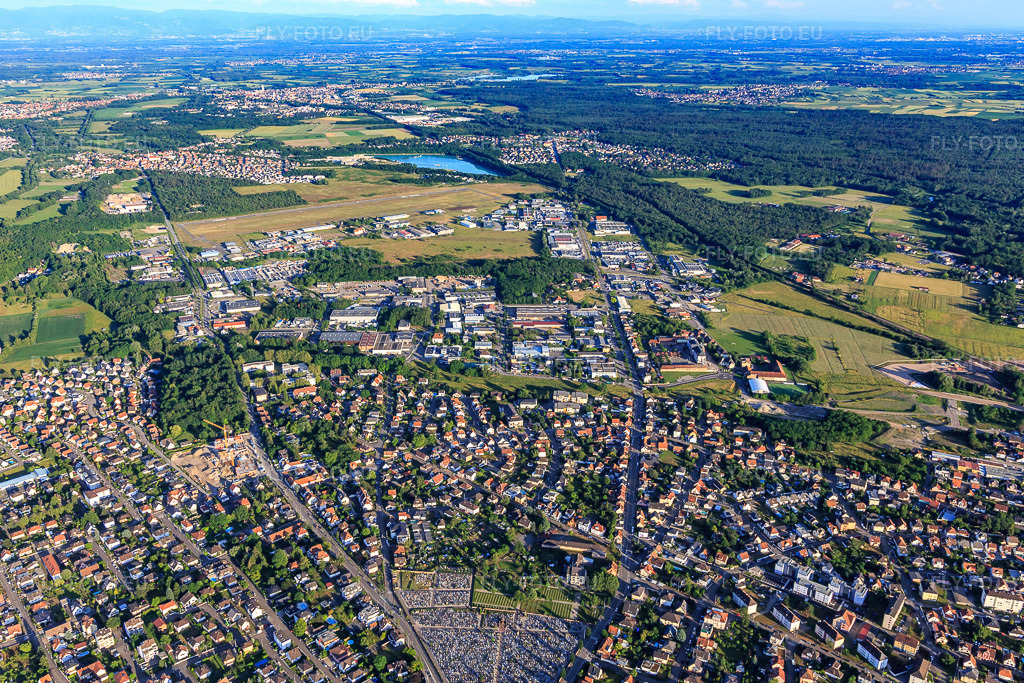 Vue aérienne: Vue d'ensemble de la ville orientée vers l'est à le quartier Bildstoeckel Est in Hagenau dans le département Bas Rhin, France – .Photo: IMG_115484.jpg prise le 16/06/2019 par Werner Riehm/FLY-FOTO.eu – Résolution de l'original: 5348 x 3565 px