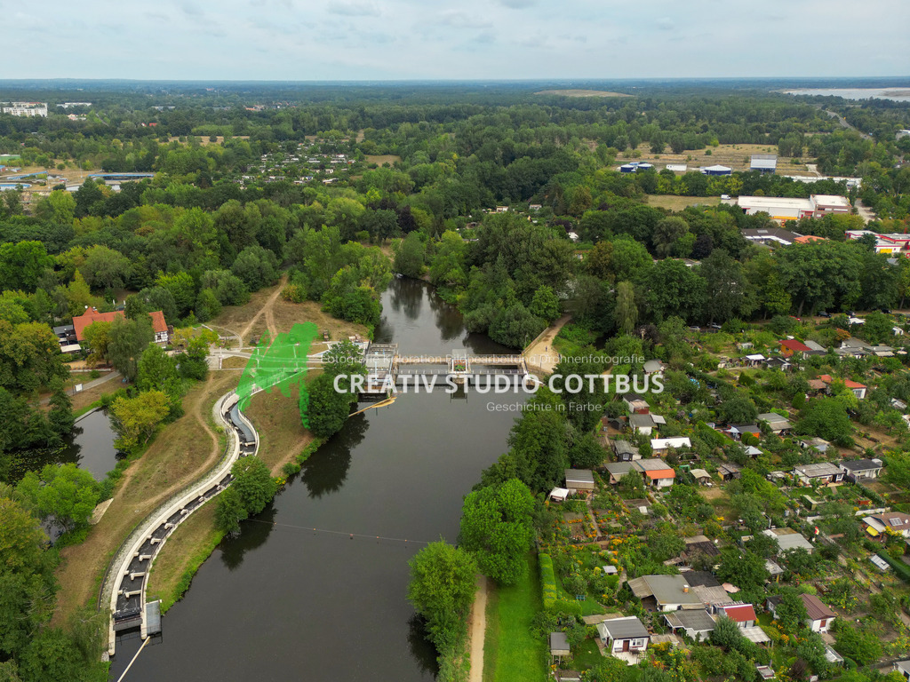 Großes Spreewehr in Cottbus | Das Große Spreewehr in Cottbus mit seiner Fischtreppe.
Die Länge der Spree beträgt rund 400 Kilometer. Der Fluss entsteht im Lausitzer Bergland nahe der Grenze zu Tschechien aus drei Quellen.
Die Spree ist der längste deutsche Fluss dritter Ordnung. Das Einzugsgebiet des Flusses umfasst rund 10.000 Quadratkilometer. - Realisiert mit Pictrs.com