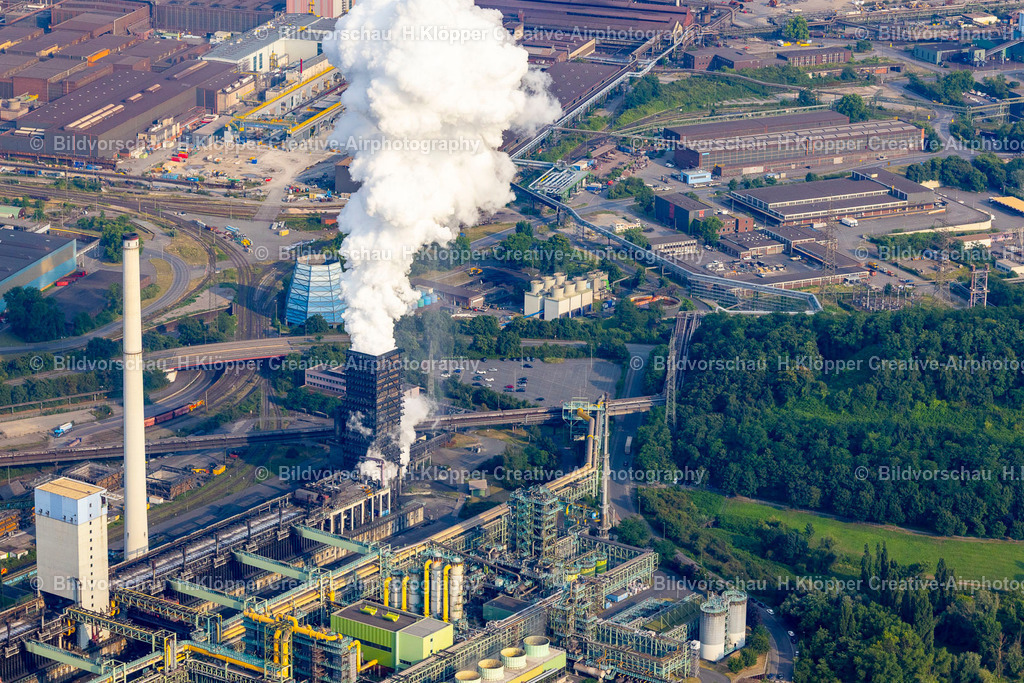 Luftbild Duisburg-5395 | Luftbildfotografie Rauchwolkenbildung aus den Schloten der Abgastürme " Kokerei Schwelgern " an der Straße Alsumer Steig im Ortsteil Marxloh in Duisburg im Ruhrgebiet im Bundesland Nordrhein-Westfalen - Realisiert mit Pictrs.com